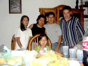 Хорхе с семьей своей страшей сестры Вероники у нее дома