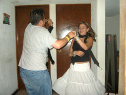 Jorge esta bailando con su prima Priscila, la hija de la tia Susi