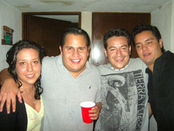 Jorge con su primo Raul (el hijo de la tia Susi), su novia Margarita (ya es su esposa) y su primo Jose Luis