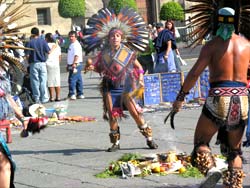 Традиционные пляски индейцев (danzas), исполняемые, в основном, для туристов